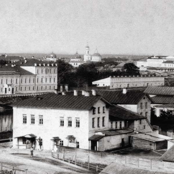 Часть Никольской улицы с видом на Красный мост