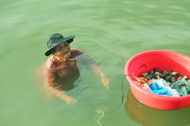 Image result for Grandmother 85 years old swim at sea for living vitenam