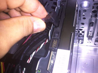 Conexin fsica de disco duro SATA a placa base de PC