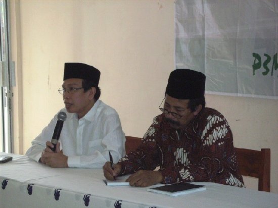KH. Masdar Farid Mas'udi dan Drs. Anas Saidi