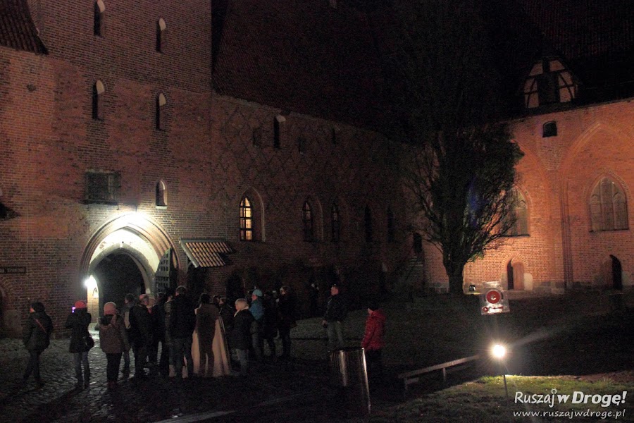 Nocne zwiedzanie zamku w Malborku - dziedziniec