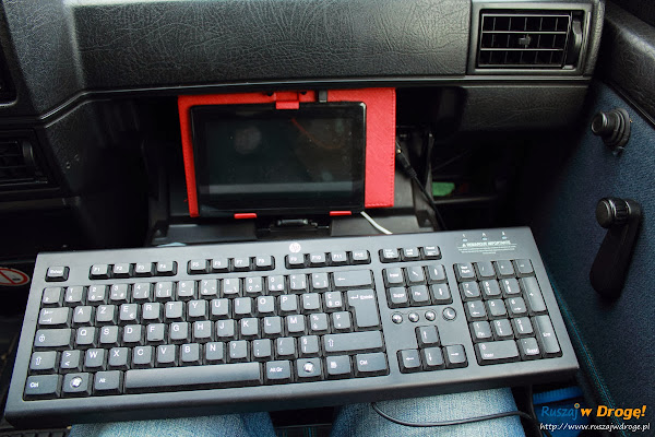samochodowe centrum dowodzenia - tablet z klawiaturą