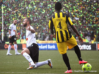 As Vita club de la RDC (jaune) contre l’Entente sportive de Sétif d’Algérie (blanche) le 26/10/2014 au stade Tata Raphaël de Kinshasa lors de la finale aller de la Ligue de champions de la Caf, score nul : 2-2. Radio Okapi/ Ph. John Bompengo