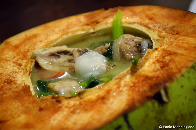 A closer look. See those white slivers? After we slurped all the soup away, we even scraped the leftover coconut meat on the inner sides of the shell. PG mode lang. :-P