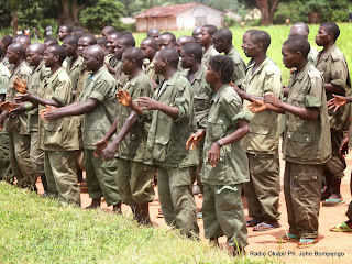 Des ex-combattants le 11/09/2014 dans la localité de Kotakoli qui abrite l’un des plus grands centres d’entrainement commando dans la province de l’Equateur, lords de la visite du représentant spécial du secrétaire général de l’Onu pour la RDC, Martin Köbler,. Radio Okapi/Ph. John Bompengo