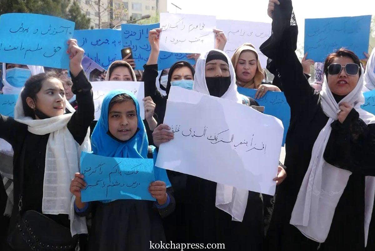 A group of women holding signs

Description automatically generated with medium confidence