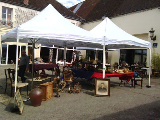 La Cour Des Brocanteurs