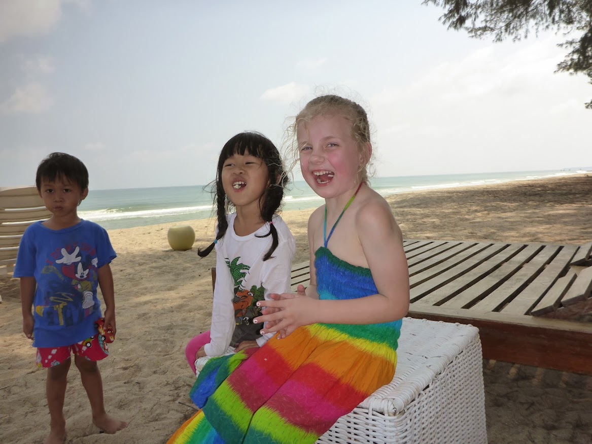 Karma, Kati o Georgie lekte på stranden
