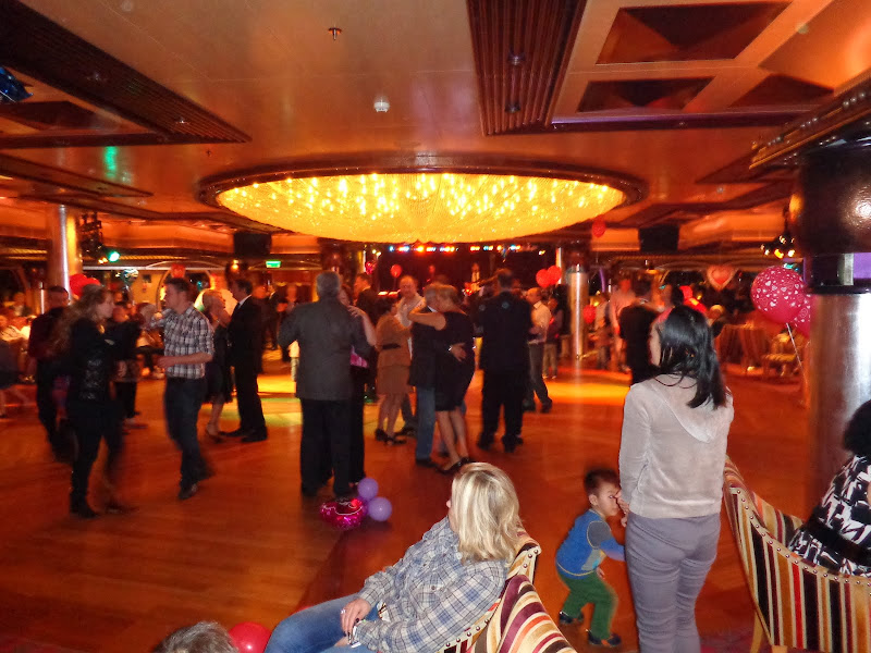 А включите-ка мне усилители качки! А подайте-ка белых пиджаков. Costa Paсifica февраль 13г