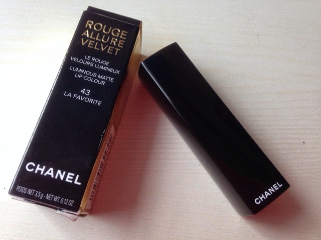 Chanel Rouge Allure Velvet (43) La Favorite: Review and Swatches