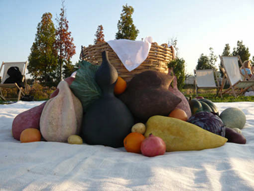 «L’installation Au retour du potager se compose d’éléments sculptés, de végétaux et d’une bande sonore qui associe le domaine de la nature à celui du langage, les fleurs et fruits du jardin au plaisir des mots. Cette œuvre veut évoquer les potagers et les vergers, ordonnés ou fantaisistes, que l’on découvre au hasard de la promenade et qui font naître l’envie d’y goûter et d’y croquer. Ici le travail journalier du jardinier, son application et sa patience sont devenus ceux de l’artiste, jusqu’au bonheur certain quand vient le moment de la cueillette, issue de la Terre nourricière, devenue graine de céramique.» Aydé ROUVIERE «L’installation Au retour du potager se compose d’éléments sculptés, de végétaux et d’une bande sonore qui associe le domaine de la nature à celui du langage, les fleurs et fruits du jardin au plaisir des mots. Cette œuvre veut évoquer les potagers et les vergers, ordonnés ou fantaisistes, que l’on découvre au hasard de la promenade et qui font naître l’envie d’y goûter et d’y croquer. Ici le travail journalier du jardinier, son application et sa patience sont devenus ceux de l’artiste, jusqu’au bonheur certain quand vient le moment de la cueillette, issue de la Terre nourricière, devenue graine de céramique.» Aydé ROUVIERE