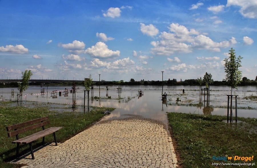 Sandomierz nad Wisłą - zalany deptak