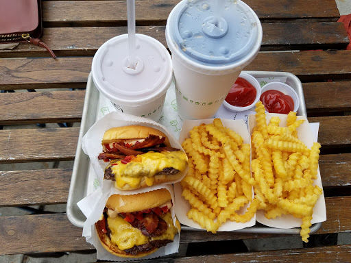Hamburger Restaurant «Shake Shack - Dedham», reviews and photos, 950 Providence Hwy, Dedham, MA 02026, USA