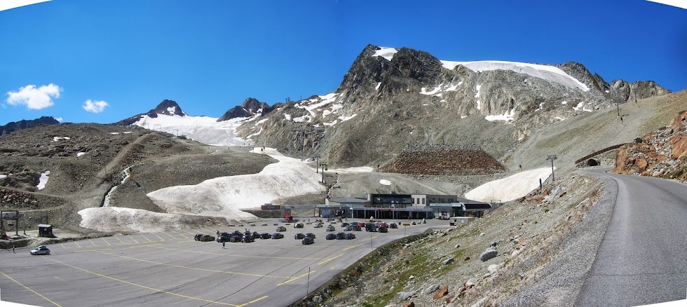 Il ghiacciaio Tiefenbach al Tunnelausgang, il pi alto punto della Otztaler Gletscherstrasse (2829 m slm)