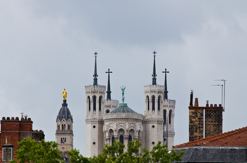 Croix sur toits... Fourvière sur Lyon... 20110723_11_basilique_Fourviere_DSC0400