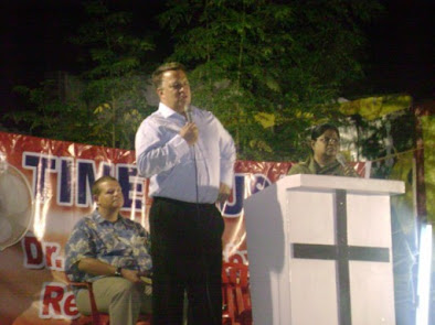 Tom speaking at open air crusade in Madurai