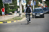 Gheorghe Flutur se plimbă cu bicicleta prin oraş