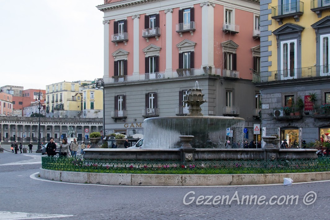Napoli'de Piazza Plebiscito önündeki çeşme
