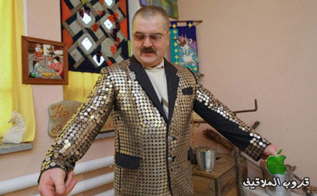 بالصور مليونير روسي يغطي أرض منزله بالنقود‎ Millionaire-36-500x342
