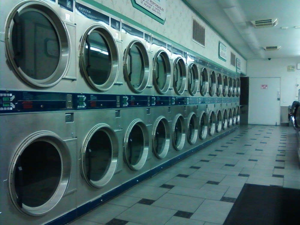 Laundry 1. Прачечная самообслуживания 1990 США. Американская Прачечная. Американские Прачечная самообслуживания. Американская стиральная машина.