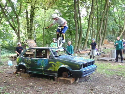 Piotrek skacze po złomowanej przeszkodzie
