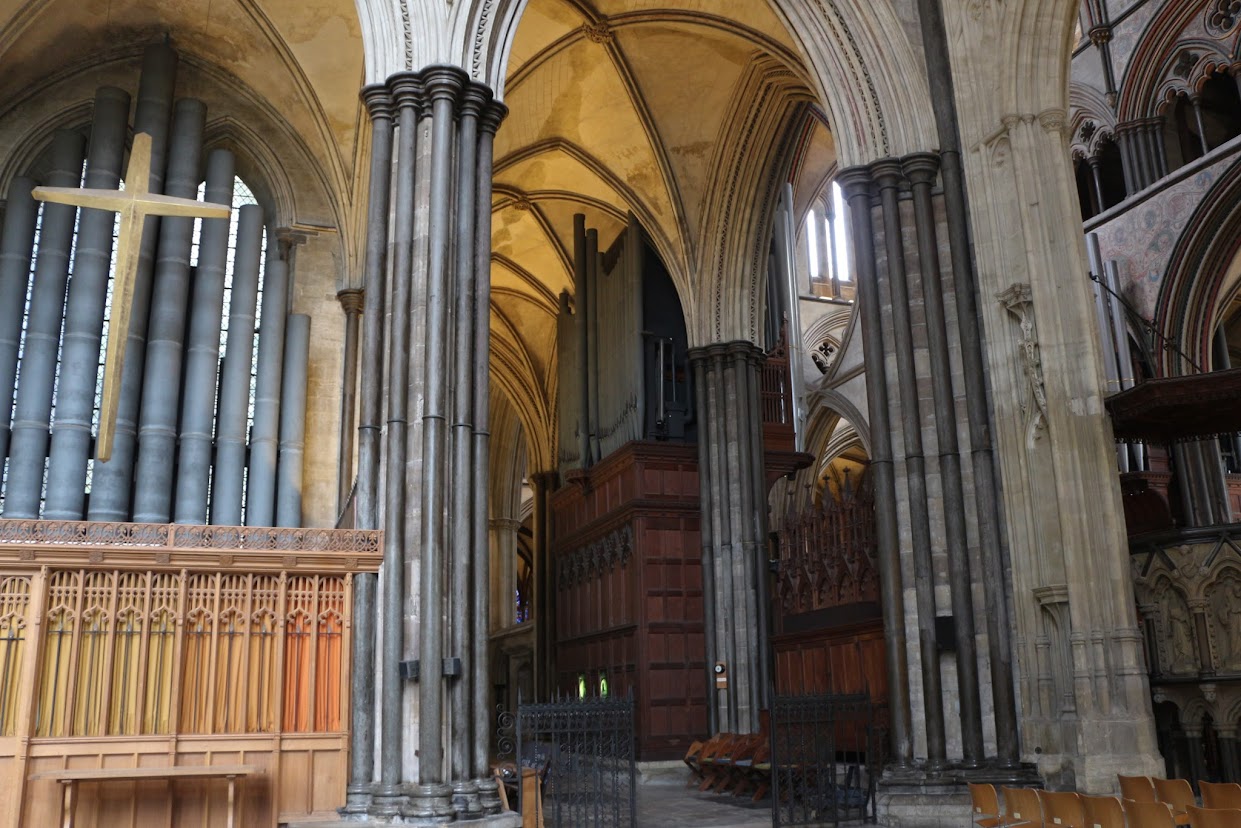 Salisbury Cathedral, op verschillende plaatsen in en rond het koor staat pijpwerk van het orgel opgesteld. Van Chichester naar Salisbury