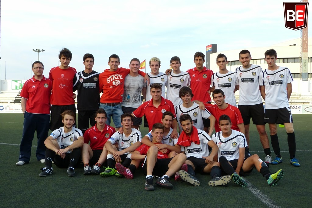 La família del juvenil tanca una temporada en la que tots han crescut futbolísticament. Foto: Toni Tortosa