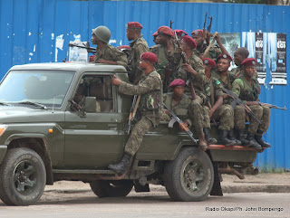 Des éléments de la  garde républicaine en patrouille non loin de la RTNC, la télévision publique attaquée le 30/12/2013 dans la matinée des jeunes gens armés. Radio Okapi/Ph. John Bompengo