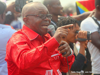 Le secrétaire général de l'Union pour la nation congolaise (UNC), Jean-Bertrand Ewanga lors d’un meeting de membres de l’opposition congolaise le 4/8/2014 à Kinshasa. Radio Okapi/Ph. John Bompengo
