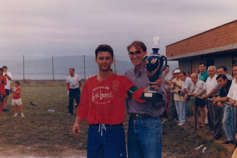 A.D.R. Numancia de Ares. Afeccionados 1996-97 II Trofeo Corbalán Verán do 1996 Entrega do trofeo por Fran Bardanca a Zalín, capitán do Numancia Prados Vellos (Ares)