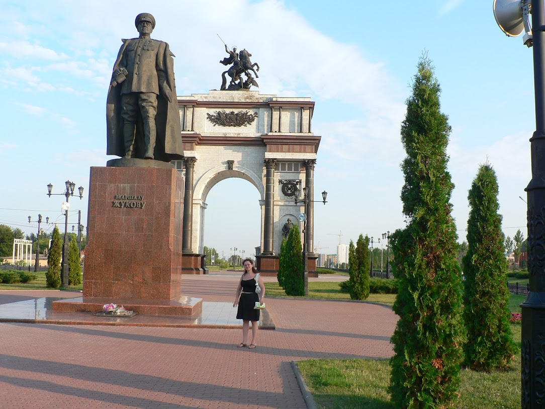 Мемориальный комплекс с арками и колонной Богородицк Эконом памятник Плечики Кондрово