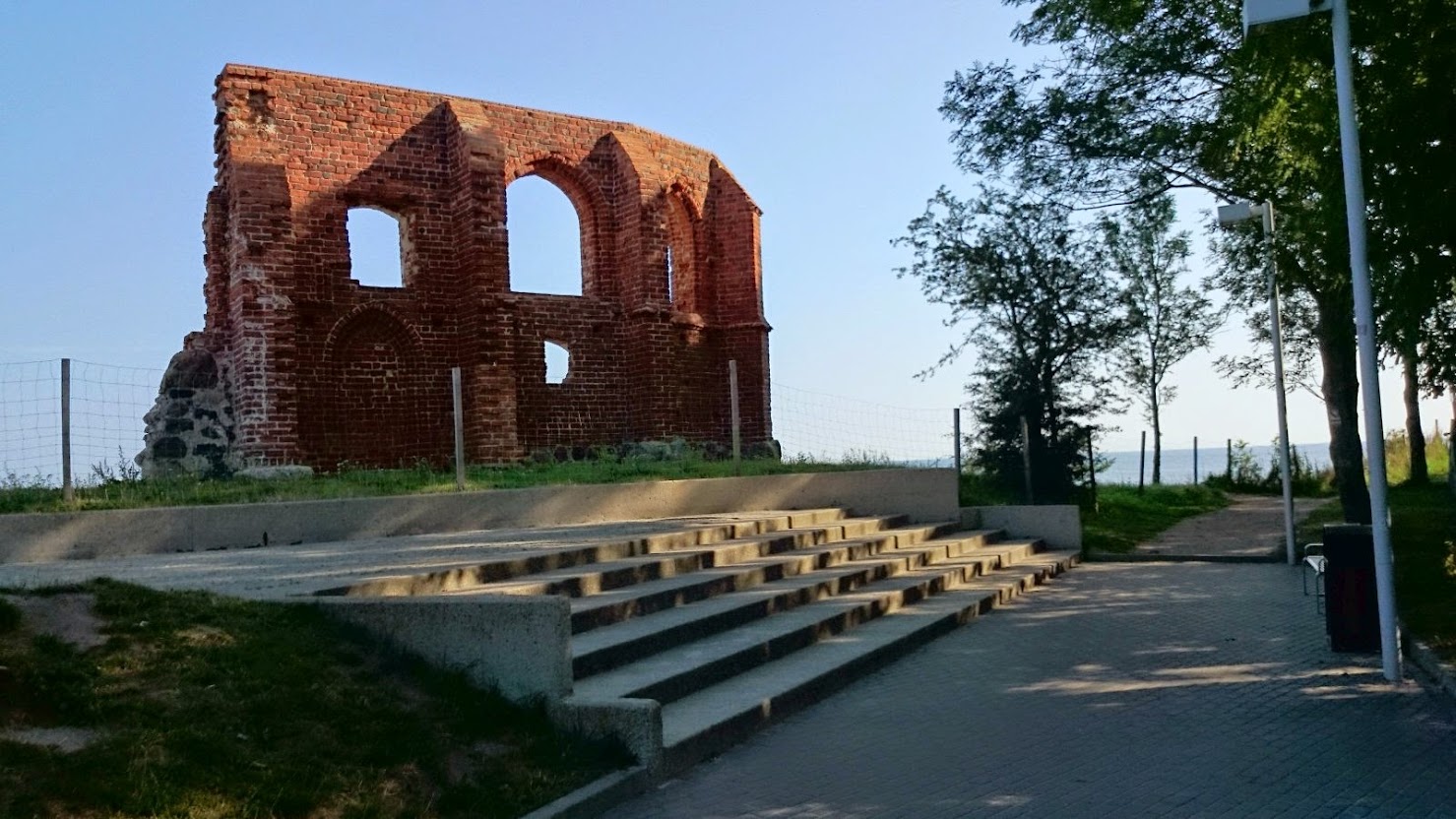 Ruiny kościoła w Trzesaczu
