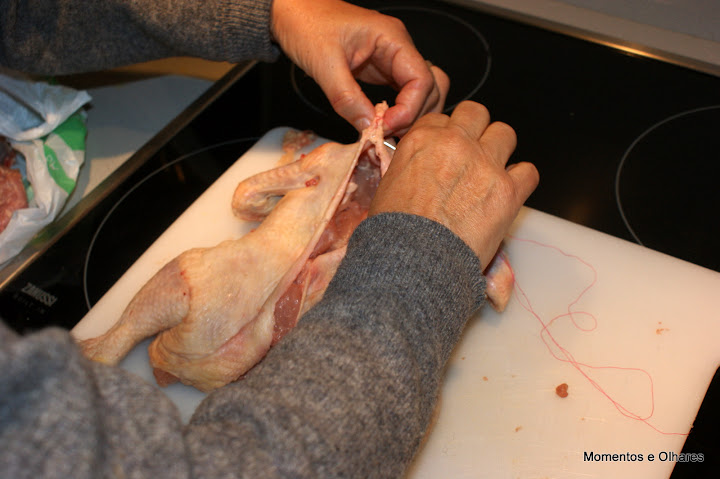 Coser o frango com agulha e linha