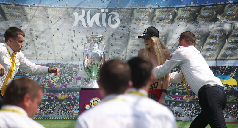 FEMEN свергли кубок УЕФА
