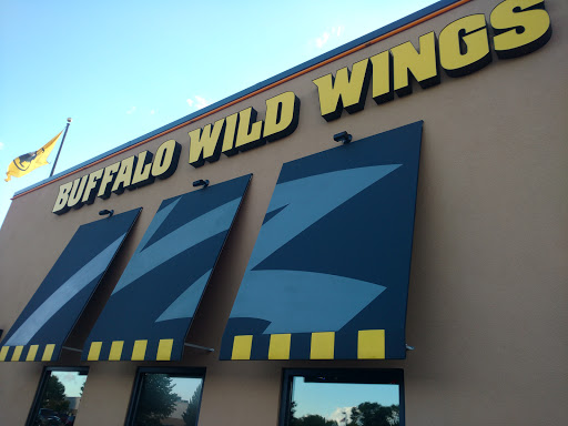 Chicken Wings Restaurant «Buffalo Wild Wings», reviews and photos, 2717 S Columbia Rd, Grand Forks, ND 58201, USA
