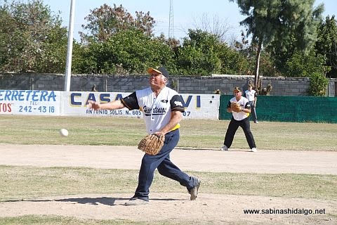 Hermenegildo Pecina lanzando por Hipertensos en el softbol de veteranos