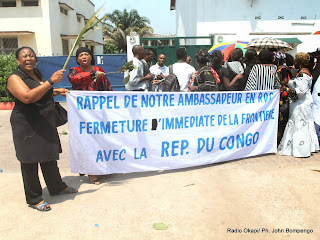 Un groupe des femmes congolaises de la RDC manifestant  le 05/05/2014 devant l’ambassade de la République du Congo à Kinshasa contre le traitement  subi par des ressortant de la RDC refoulés au Congo. Radio Okapi/Ph. John Bompengo