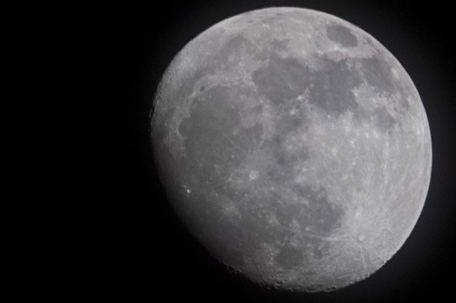 La luna esta inmensa parece un balón