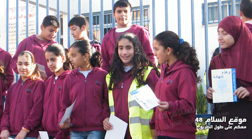 توزيع شهادات للطلاب الذين شاركوا في حملة "اطرق الباب" في الزهراء جت 41
