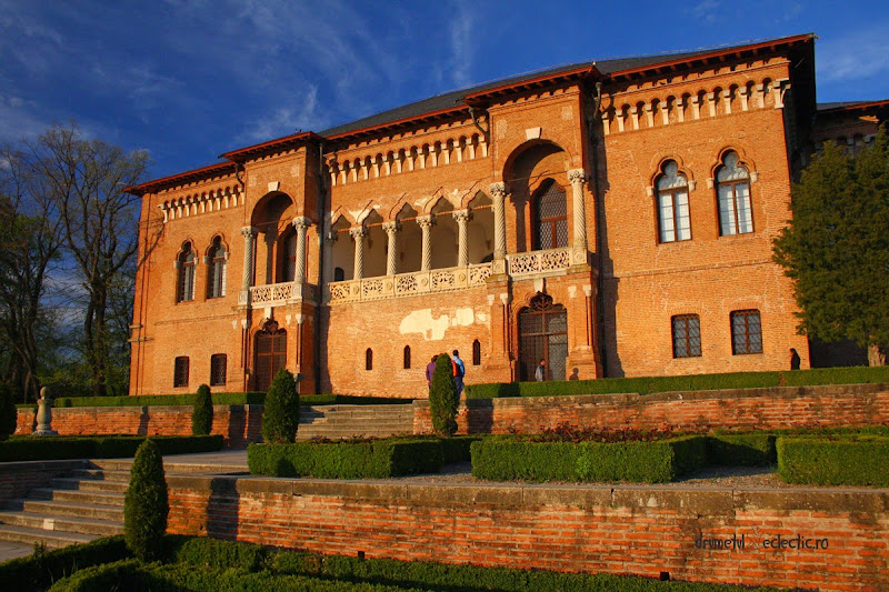 castel palat Brancoveanu stil brancovenesc arhitectura caiac natura stuf pasari case dimineata