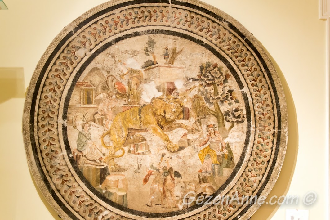 Napoli'deki Arkeoloji Müzesinde bulunan Pompei mozaikleri