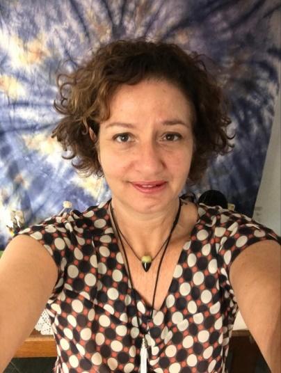 Mulher com a língua de foraDescrição gerada automaticamente