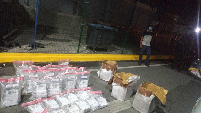MIEMBROS DEL CESEP DETIENEN CAMION CON 100 PAQUETES PRESUMIBLEMENTE COCAINA EN EL PUERTO RIO HAINA 