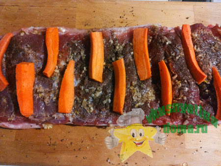 Рулет из свиной шкурки с морковкой