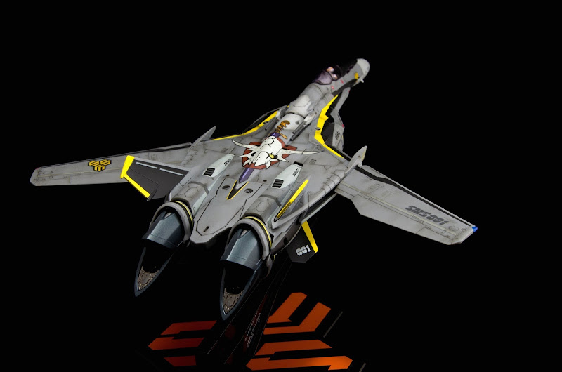 VF-25S_Ozma_fighter_03.jpg