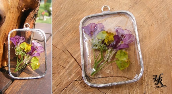 Ékszerek a kertből: préselt virágok medálon, karperecen | Szépítők Magazin
