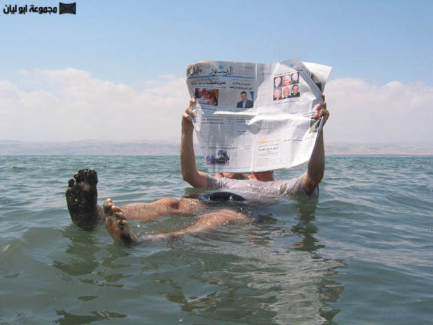 بالصور - عشر حقائق عجيبة عن البحر الميت  Floating-in-the-dead-sea-reading-a-newspaper