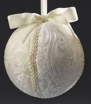 Bola de isopor decorada com tecido
