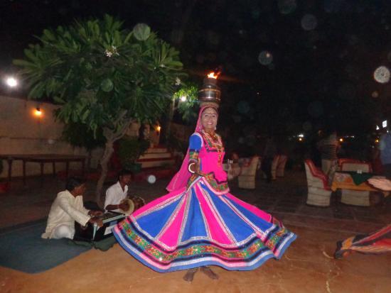 תמונת ריקודי עם של מסעדה הודית ג'איפור