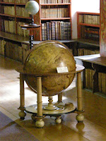 Kerken - Barok - Strahov - Theologenzaal - globe 2.JPG